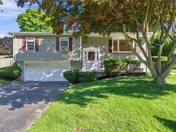 31 Monica Dr, Cumberland, RI 02864