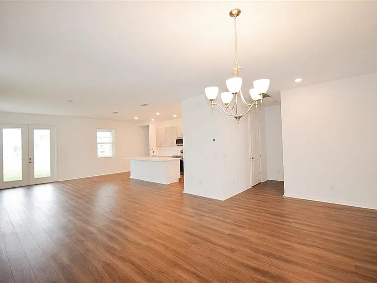 2370 Lancashire St — Photo 33