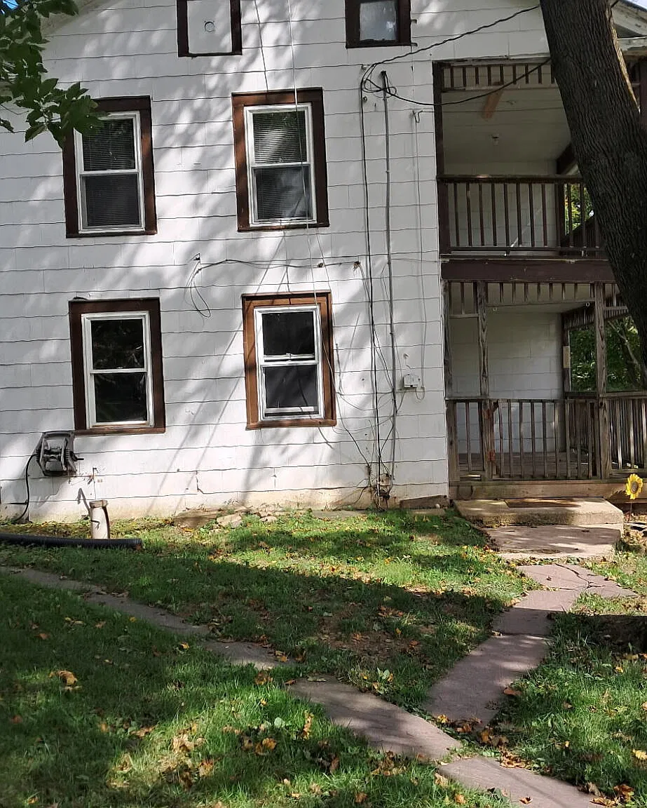 3 bed, 1.0 bath, 1000 sqft, $1,200 — Photo 2