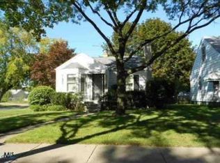 19105 Elkhart St, Harper Woods, MI 48225