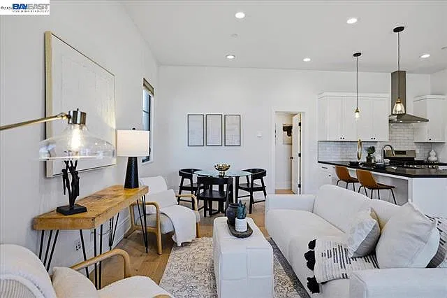 2 bed, 1.5 bath, 1200 sqft, $3,500 — Photo 2