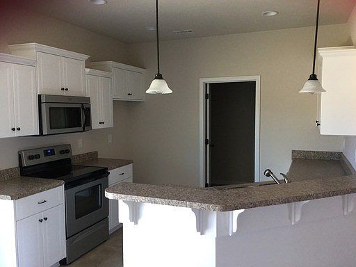 5th image of 865 Westlawn Dr