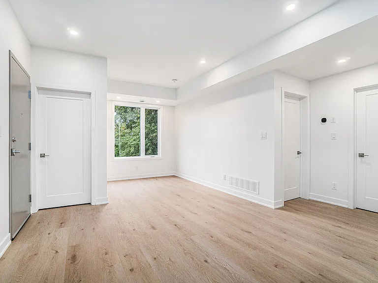 655 Donat St — Photo 22