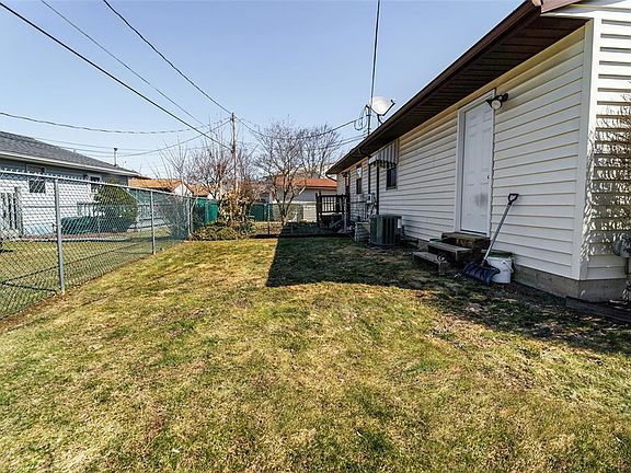 3rd image of 603 W Wendell St