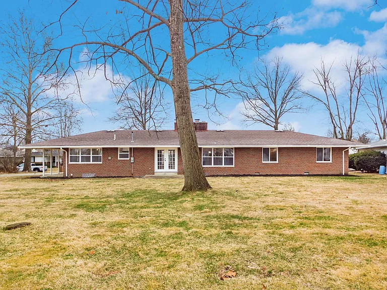 2652 Maplewood Dr — Photo 3