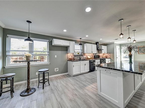 4th image of 2605 Royal Cir