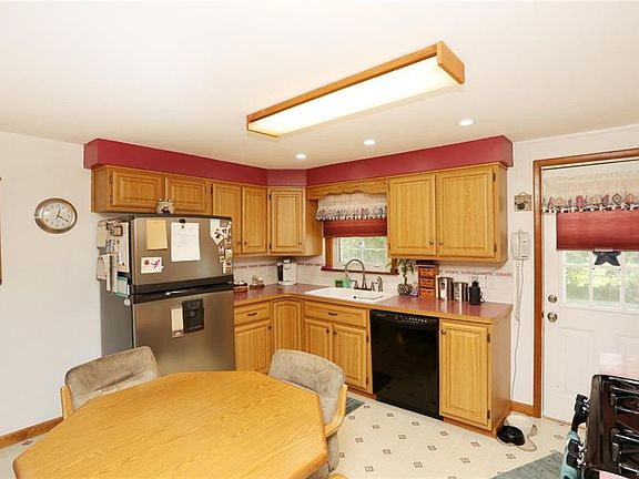 4th image of 74 Phyllis Dr