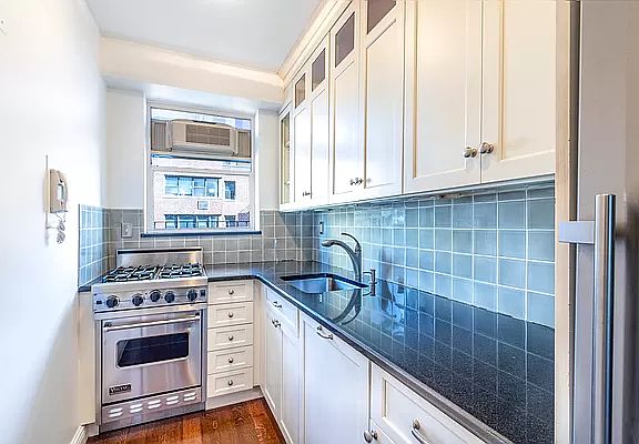 3rd image of 12 Beekman Pl APT 11E