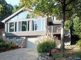 10 Colony Rd, Edgewater, NJ 07020