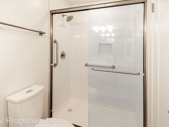 4th image of 615 Stratford Ct APT 6