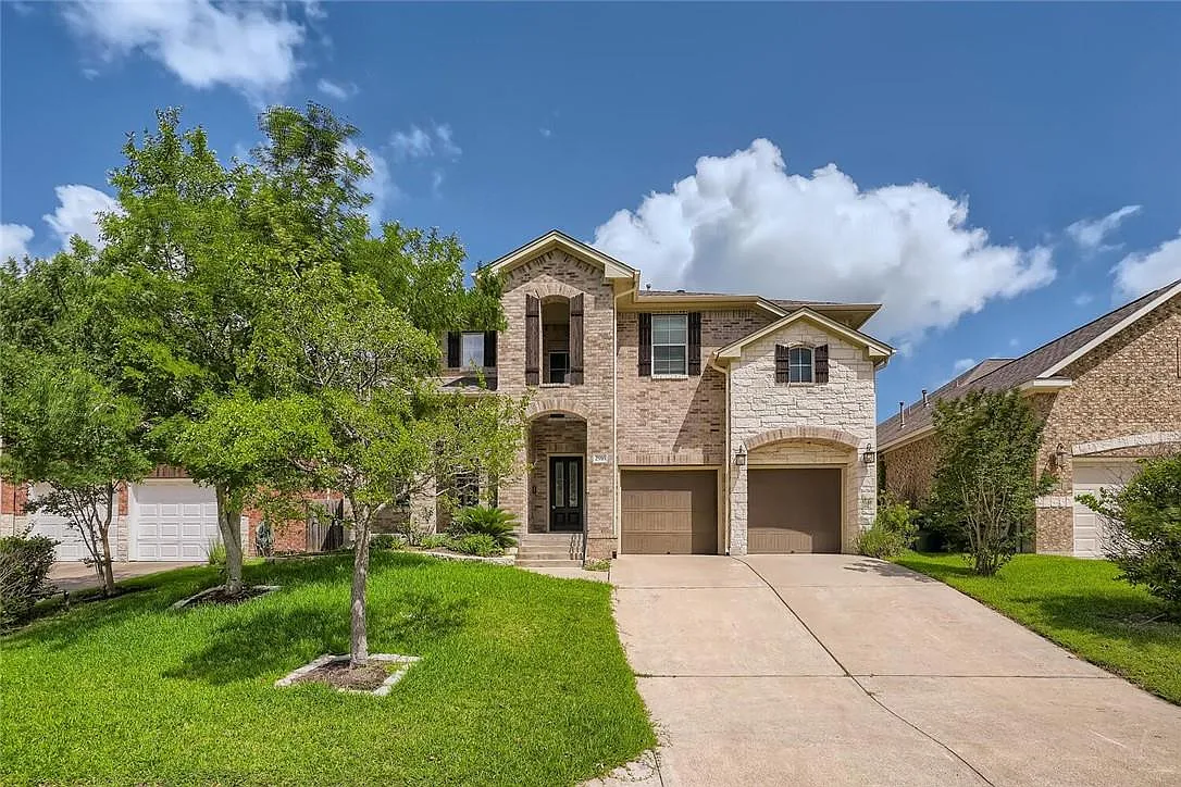 5 bed, 2.5 bath, 2801 sqft, $3,200 — Photo 1
