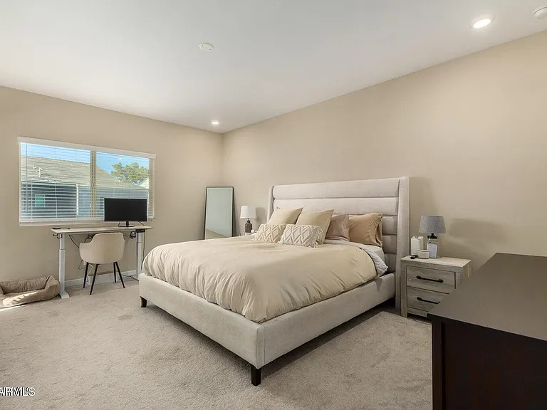 2268 W Laurie Ln — Photo 12