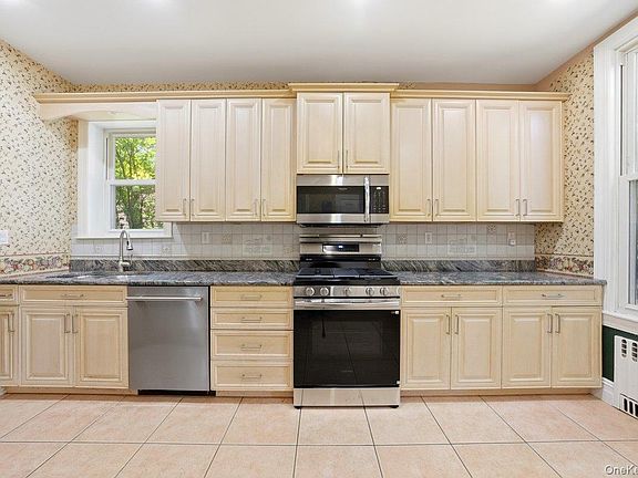 3rd image of 261 E 239th Street