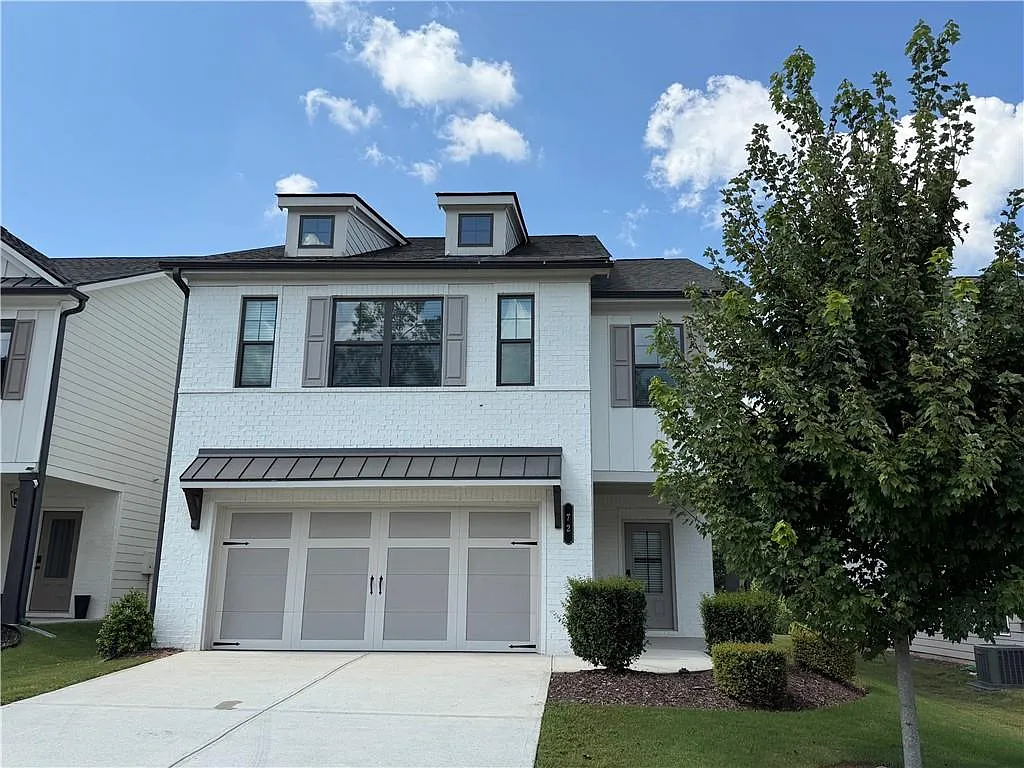 4 bed, 2.5 bath, 2430 sqft, $2,500 — Photo 1
