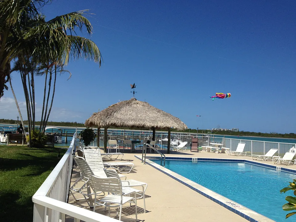 HEATED SWIMMING POOL, TIKI HUT ON FORT PIERCE INLET