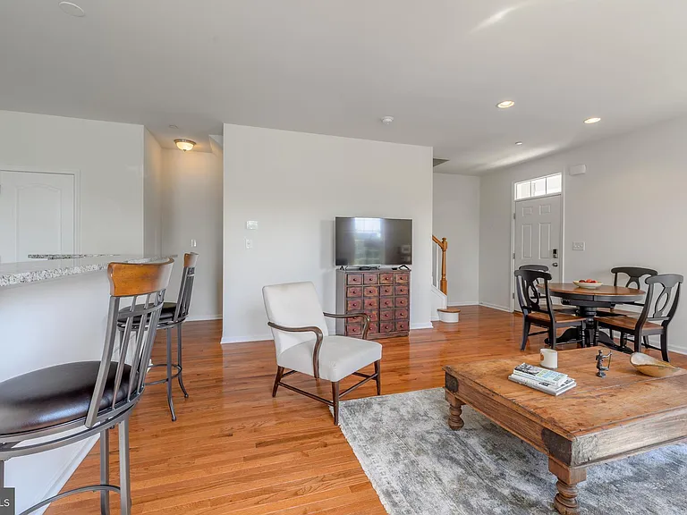 310 Katie Ln — Photo 4