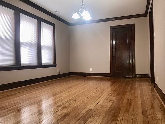 3rd image of 5938 N Artesian Ave
