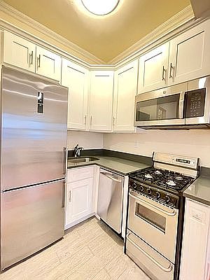 2nd image of 33 W 63rd St #3D1