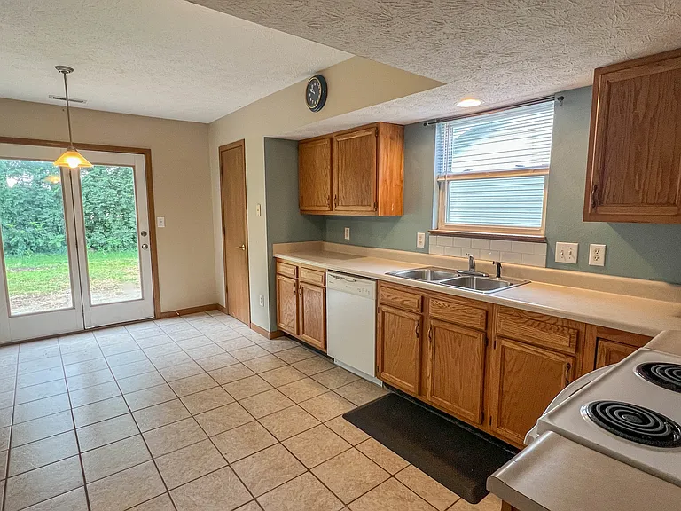 2119 Bridgewater Cir — Photo 3