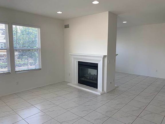 4th image of 1800 Oak St Unit 415