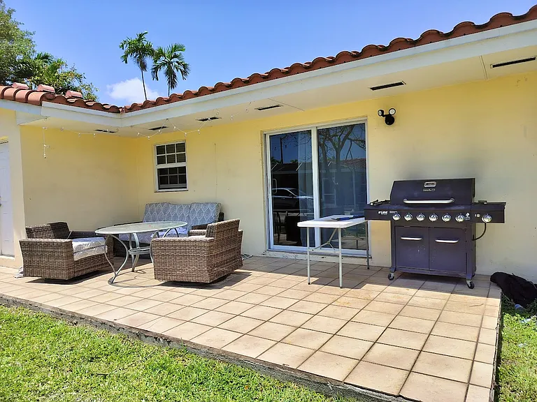940 Benevento Ave — Photo 14