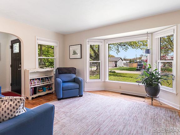 5th image of 558 Pinecrest St