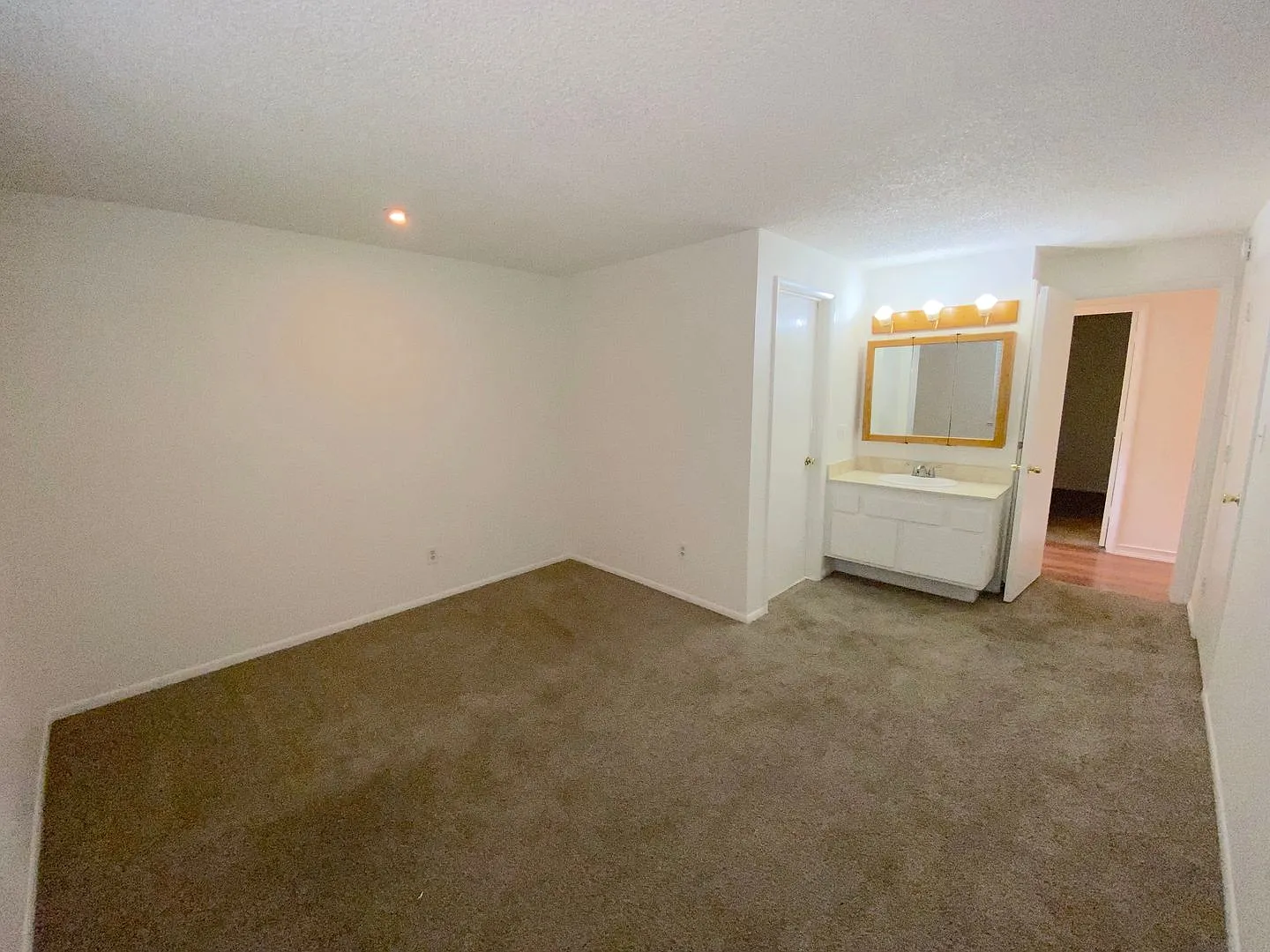 Amazing Central Sparks House - 5 Bedroom, 3 Full Baths — Photo 4
