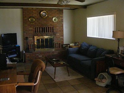 FAMILYROOM W/FIREPLACE