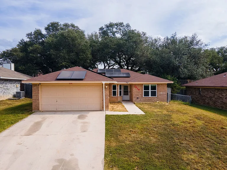 2210 Barry Dr — Photo 3