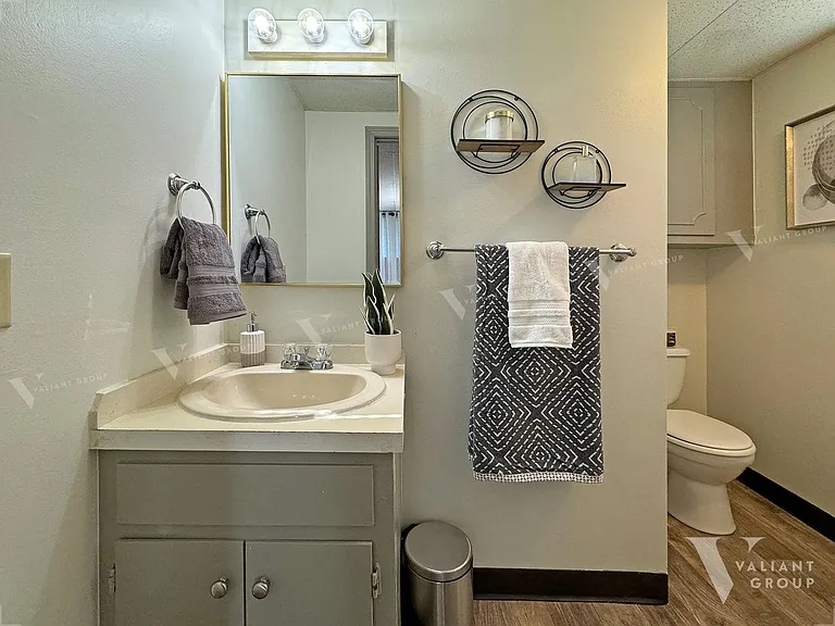2323 E Cherry St — Photo 23