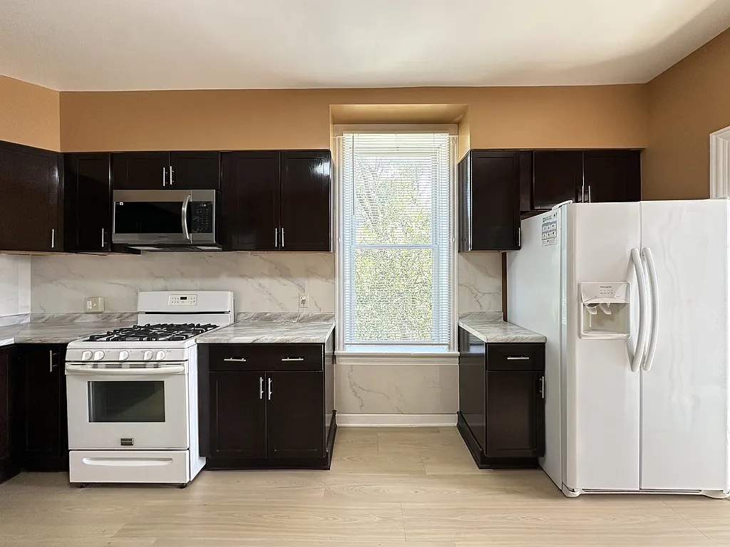 Appealing 3 Bed, 1 Bath at 16th + Washtenaw (Douglas Park) — Photo 4