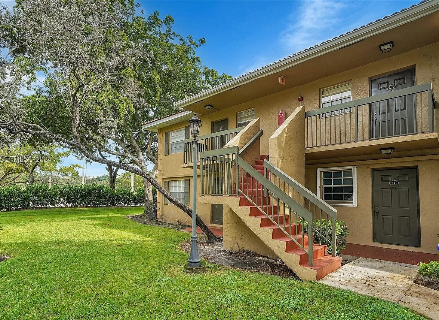 2 bed, 932 sqft, $2,100 — Photo 1