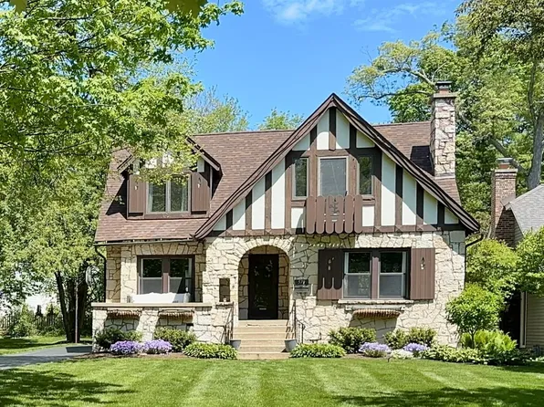 579 Lee St, Glen Ellyn, IL 60137