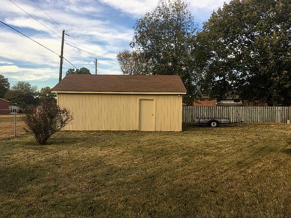 3rd image of 308 Lee Pl