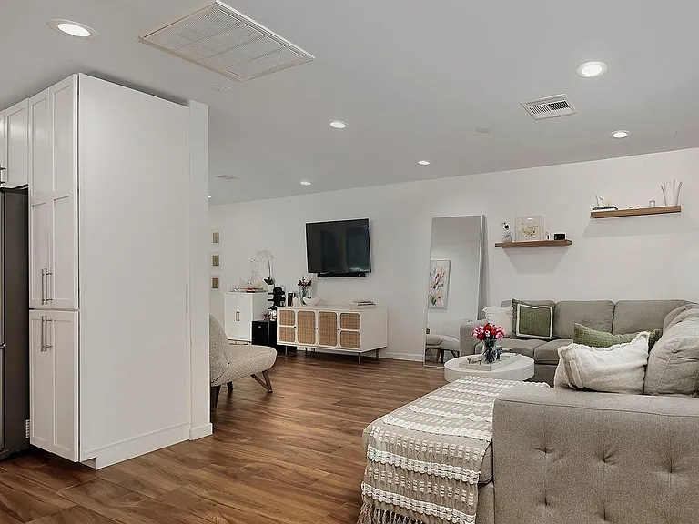 4007 Markham St — Photo 12