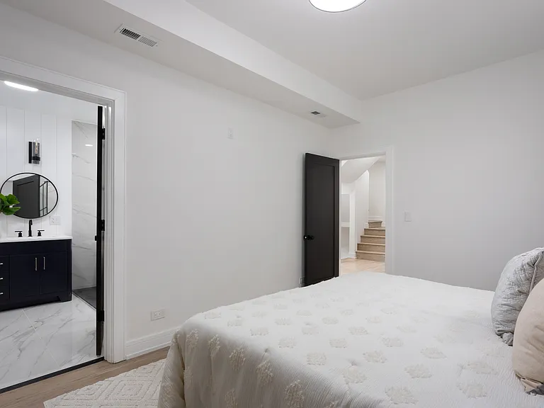 2456 W Huron St — Photo 15