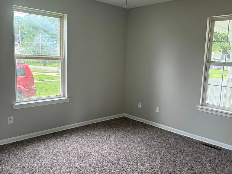 1046 E Locust St — Photo 9