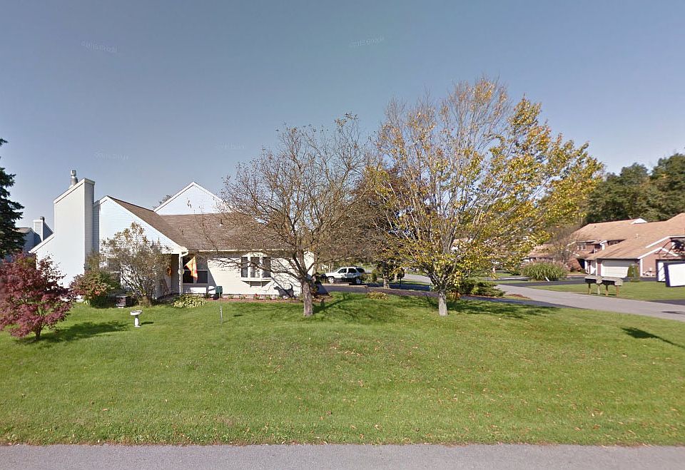 Front door/lawn view