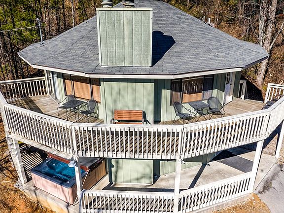 3rd image of 1318 Garrett Dr