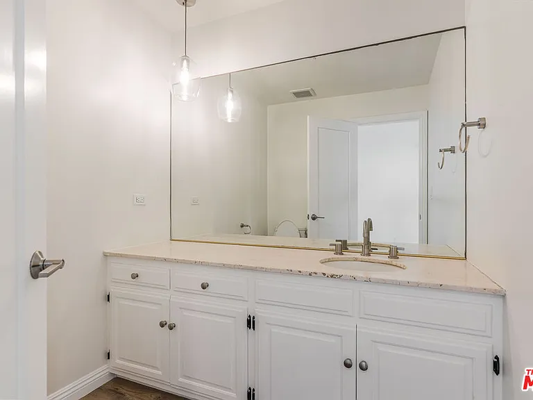 2308 The Strand — Photo 20