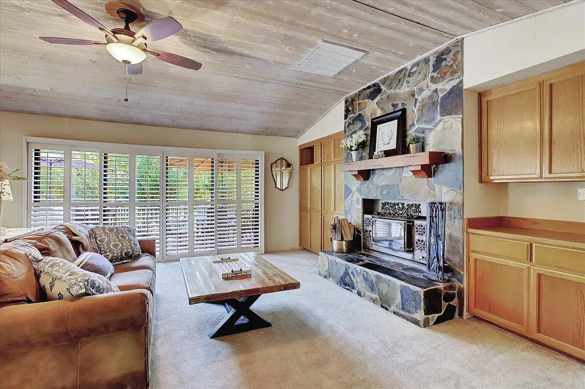 3 bed, 2070 sqft, $2,900 — Photo 3