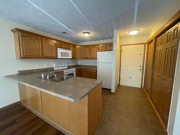 3rd image of 513 Creekside Dr