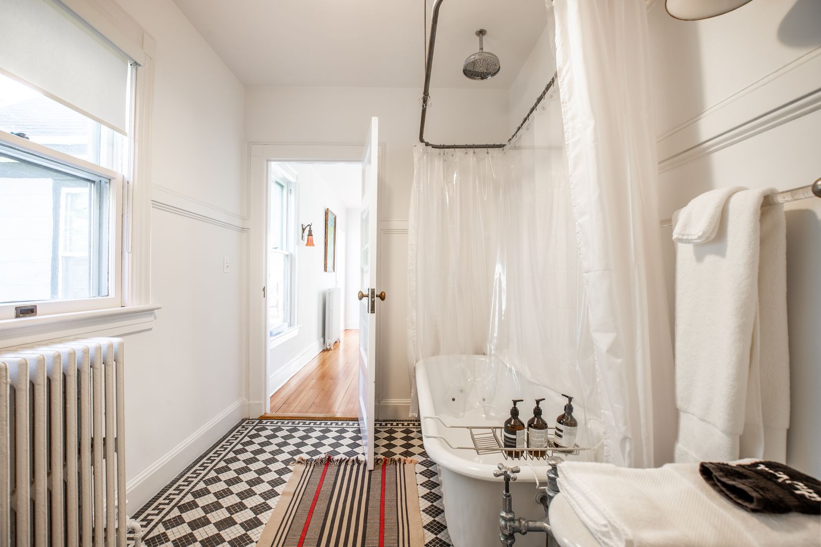  Bath with clawfoot tub