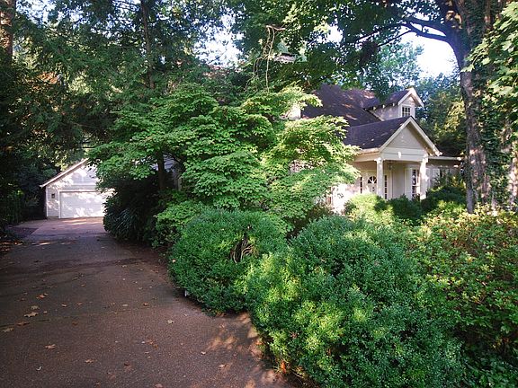 4th image of 411 W Brookfield Ave