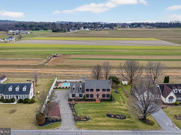 2nd image of 414 Twin Elm Rd