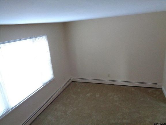 4th image of 122B Frederick Ave