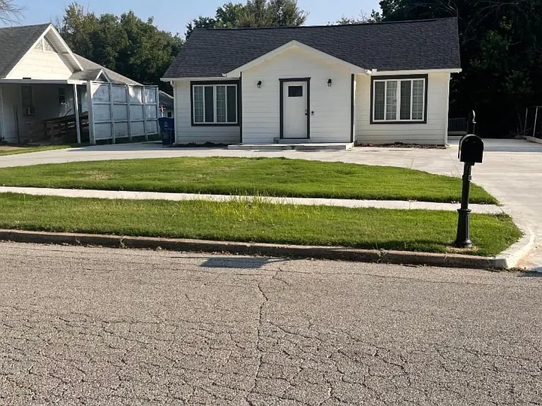 505 E Broadway Ave S — Photo 2