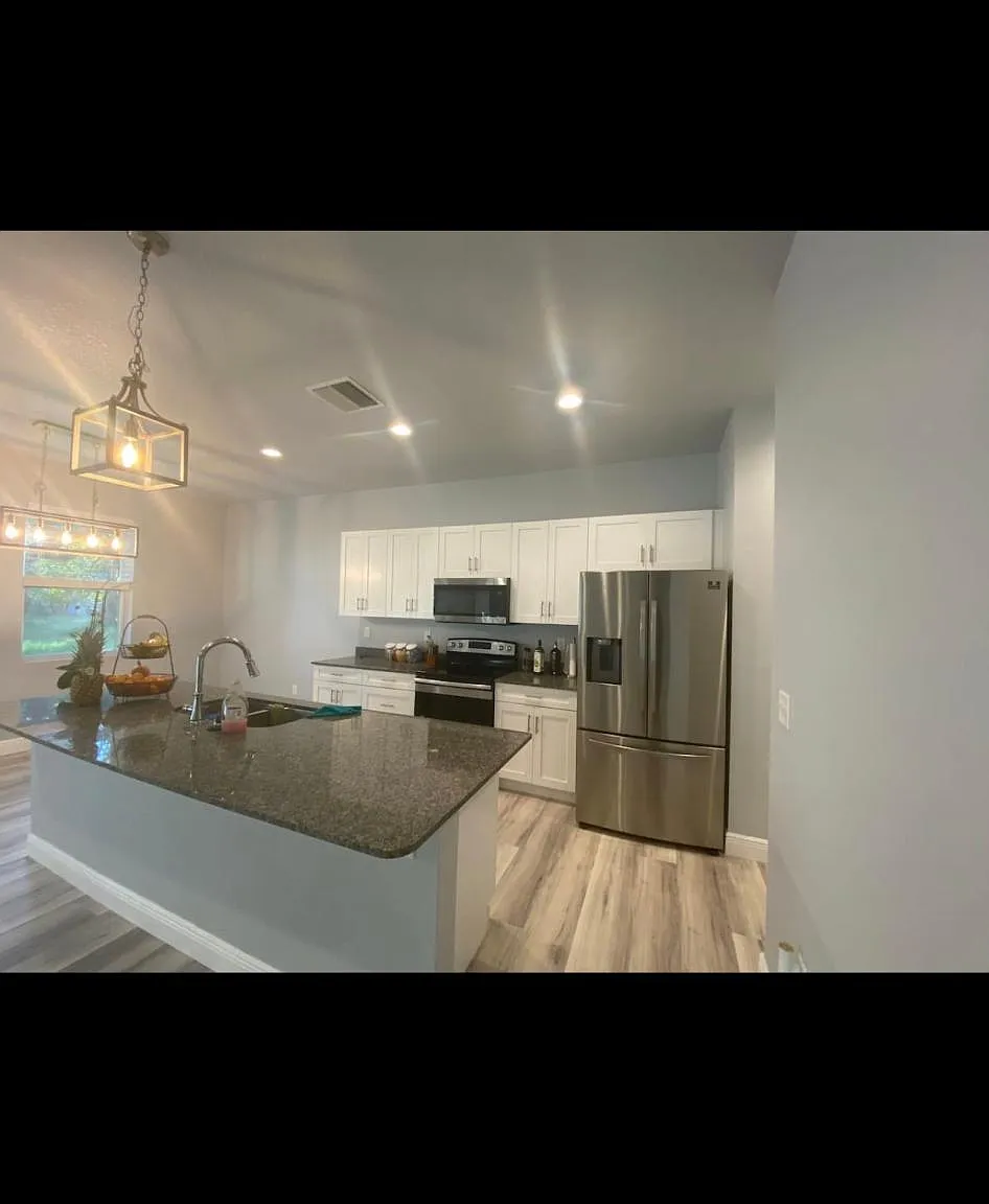 2427 Mallory Ave — Photo 2