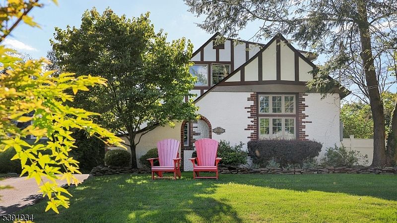 1st image of 819 Standish Ave