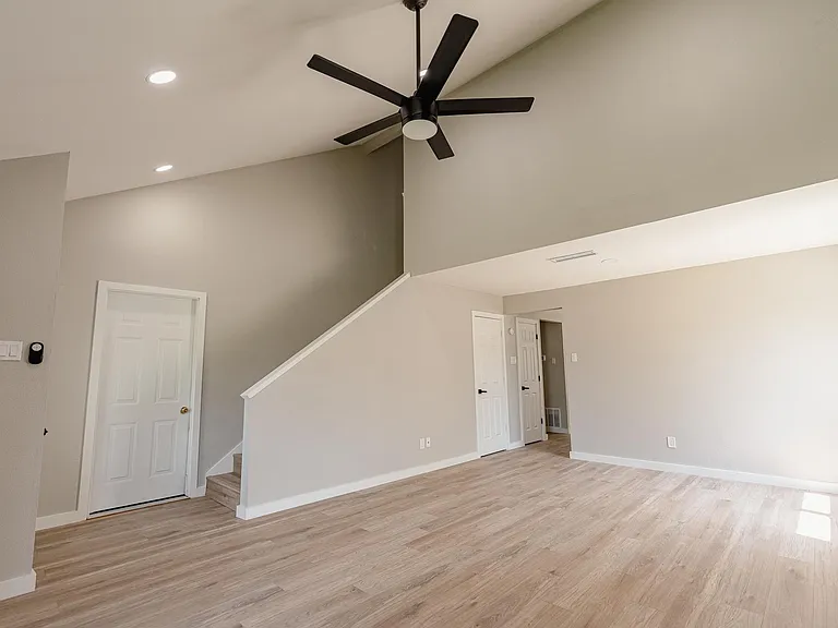 2027 Lucerne Cir — Photo 4